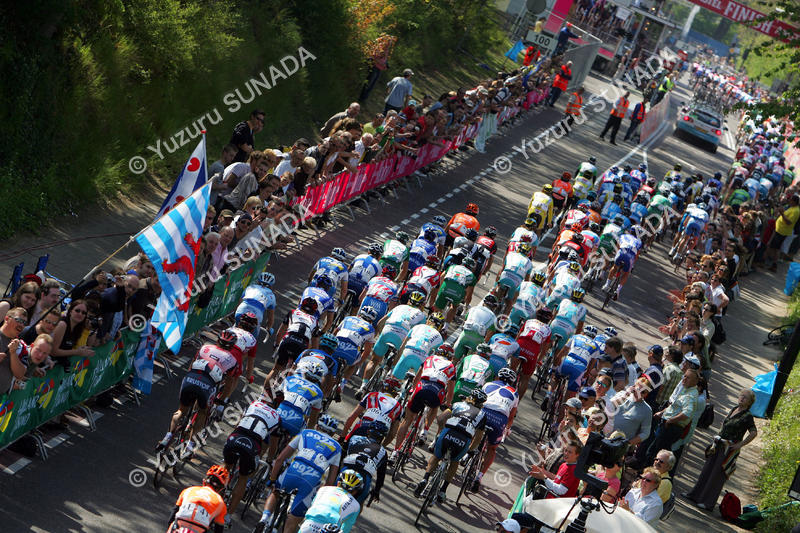 Peloton on Cauberg012p.jpg